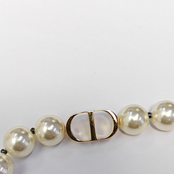 30 Montaigne Metal White Necklace