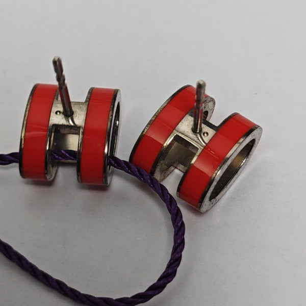 Pendientes Pop H de metal color burdeos
