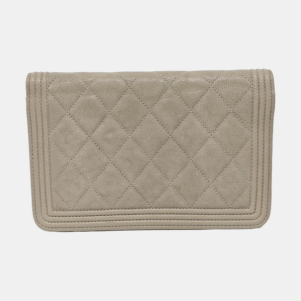 BOY CHANEL WOC Piel de becerro graneada acolchada gris