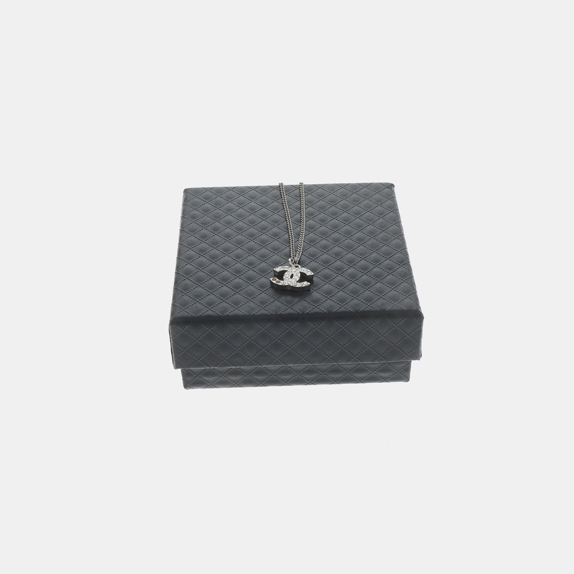 Collar de plata de metal