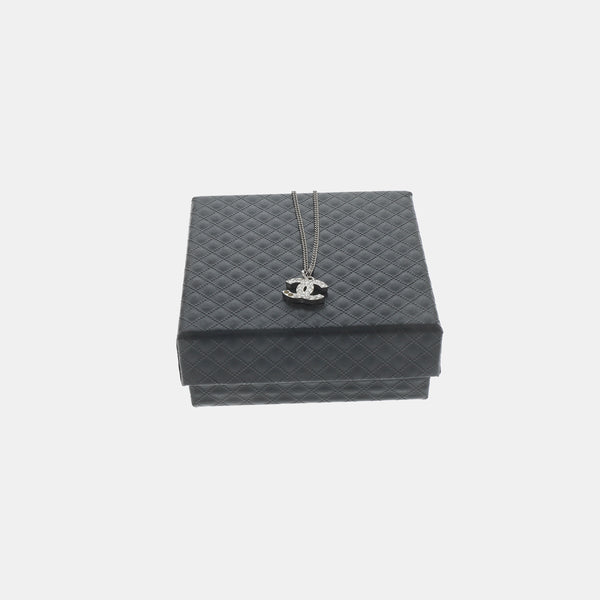 Collar de plata de metal