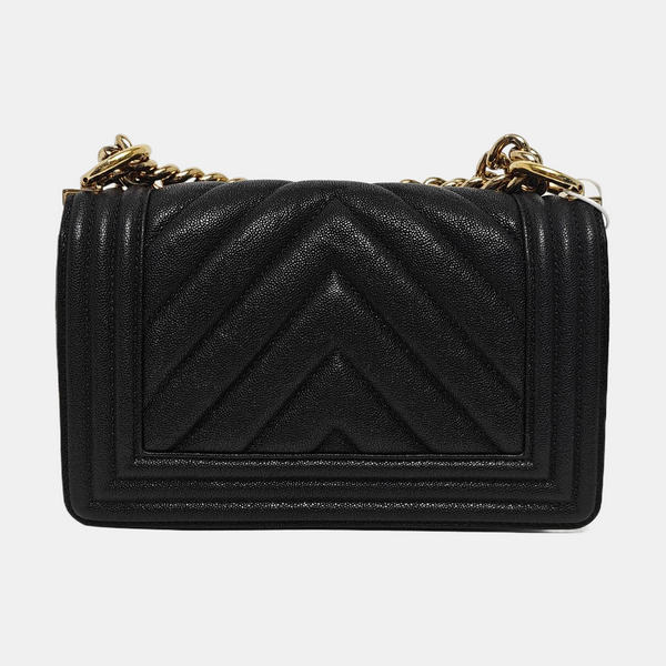 BOY CHANEL Chevron, Piel de becerro graneada acolchada negra