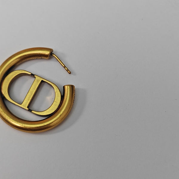 30 Montaigne Metal Gold Stud Earrings