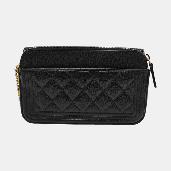 BOY CHANEL Piel de becerro graneada acolchada negra