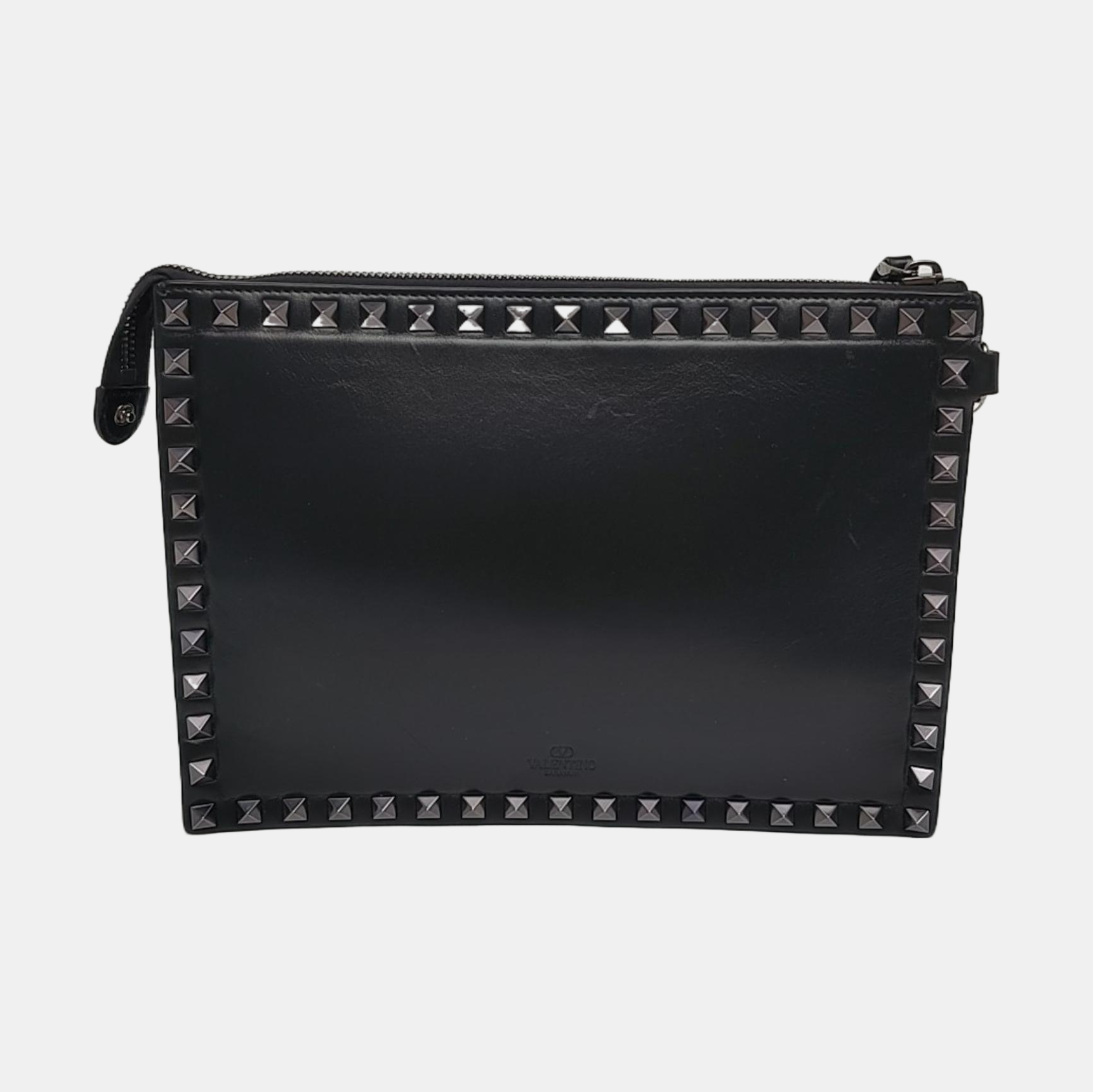 Authenticated pre-owned  Rockstud Calfskin Black - Clutch at Looply