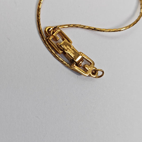 Collar dorado de metal con eslabones en G