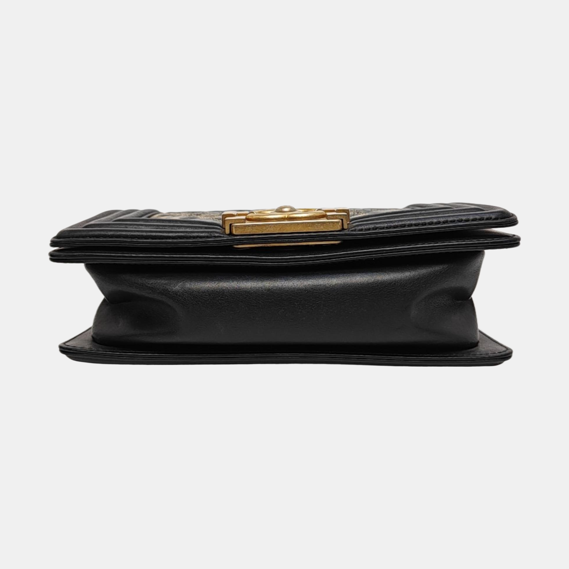 BOY CHANEL Piel de becerro Negro