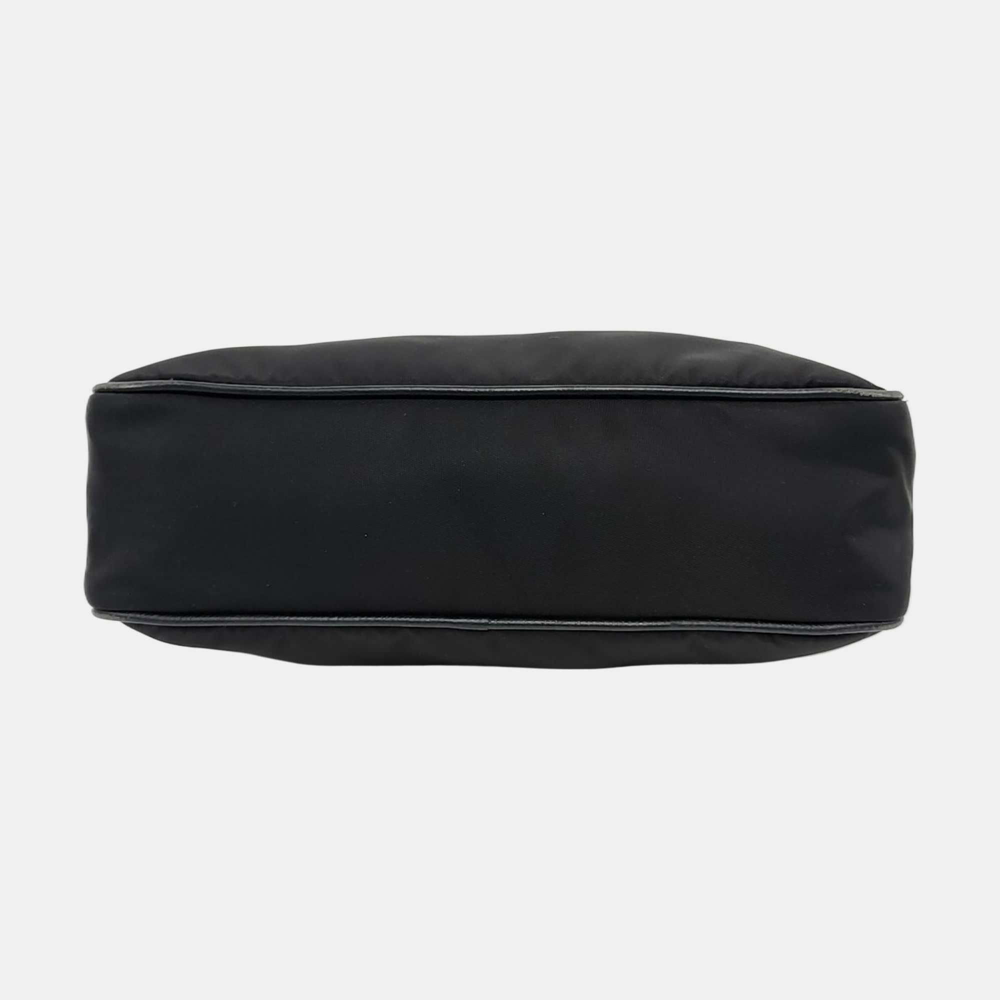 Authenticated pre-owned  Re-Edition2005 Nylon Black - Crossbody Bag at Looply