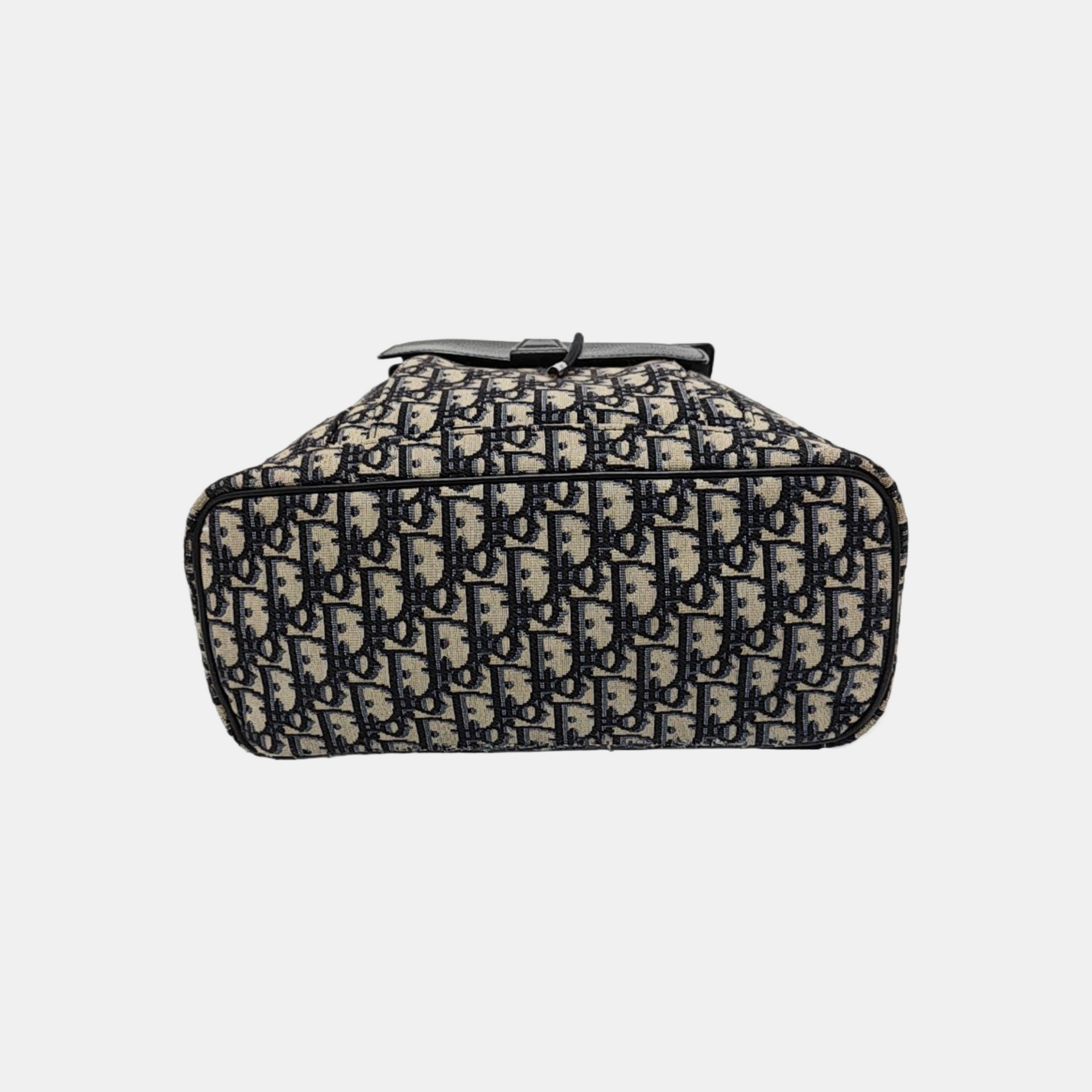 Motion Quilted Canvas Black