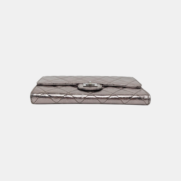 2.55 Cartera plateada de piel de becerro acolchada