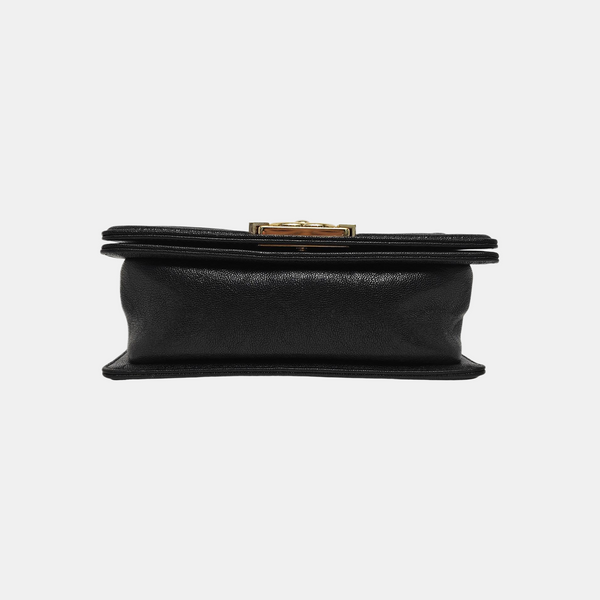 BOY CHANEL Chevron, Piel de becerro graneada acolchada negra
