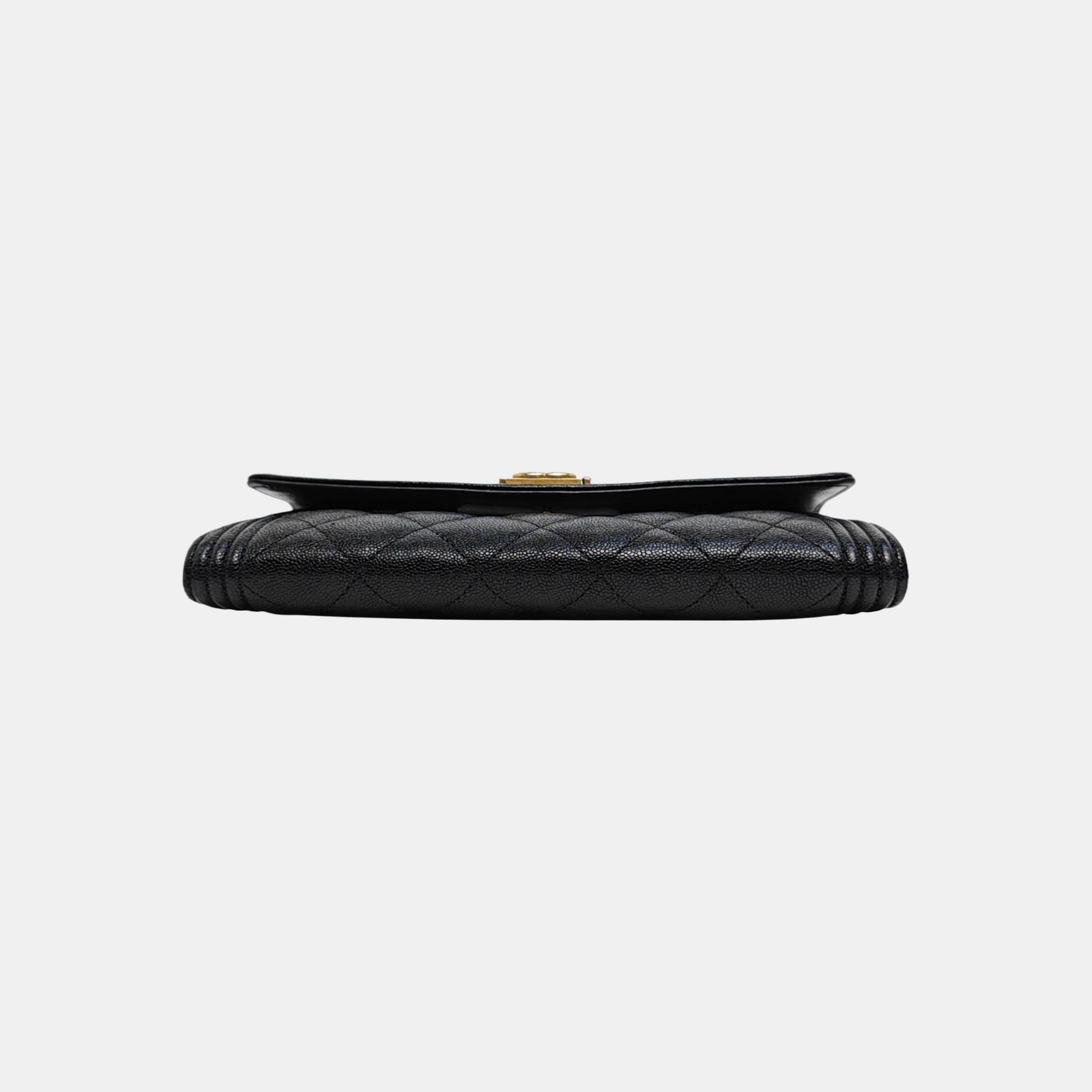Cartera BOY CHANEL de piel de becerro granulada acolchada negra