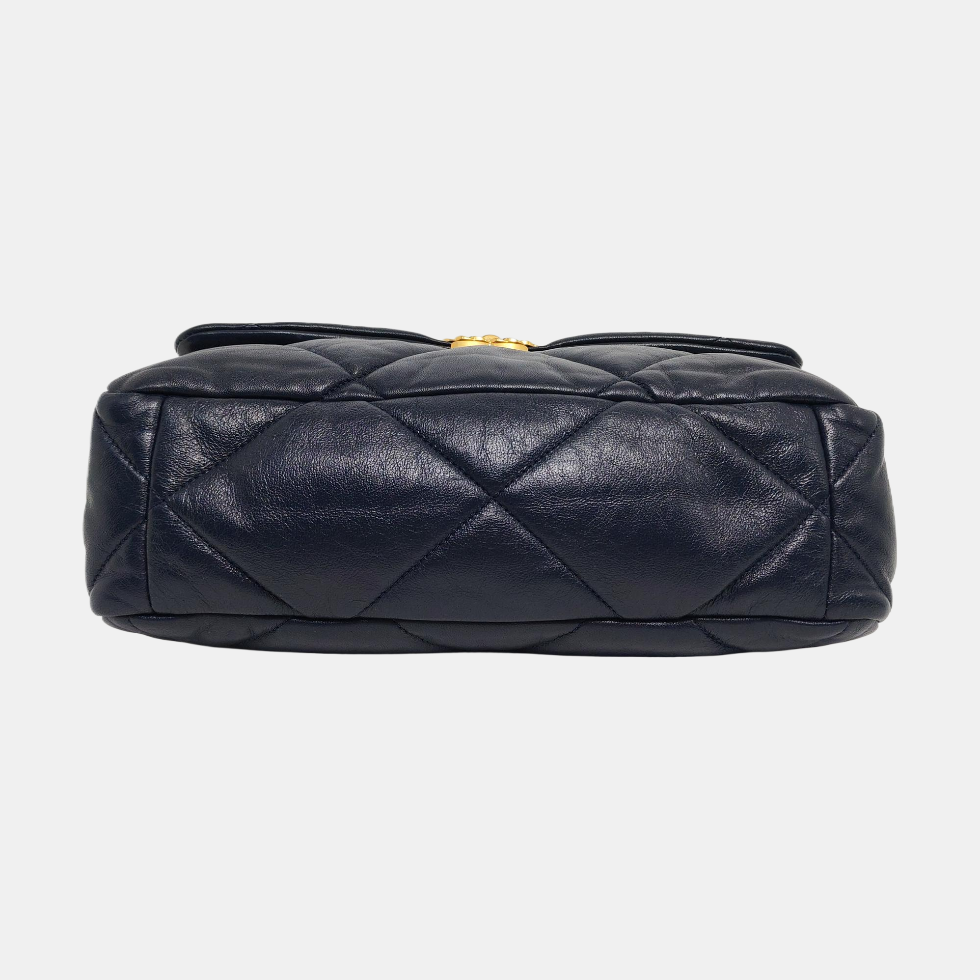 CHANEL 19 Grande de piel de cordero acolchada azul