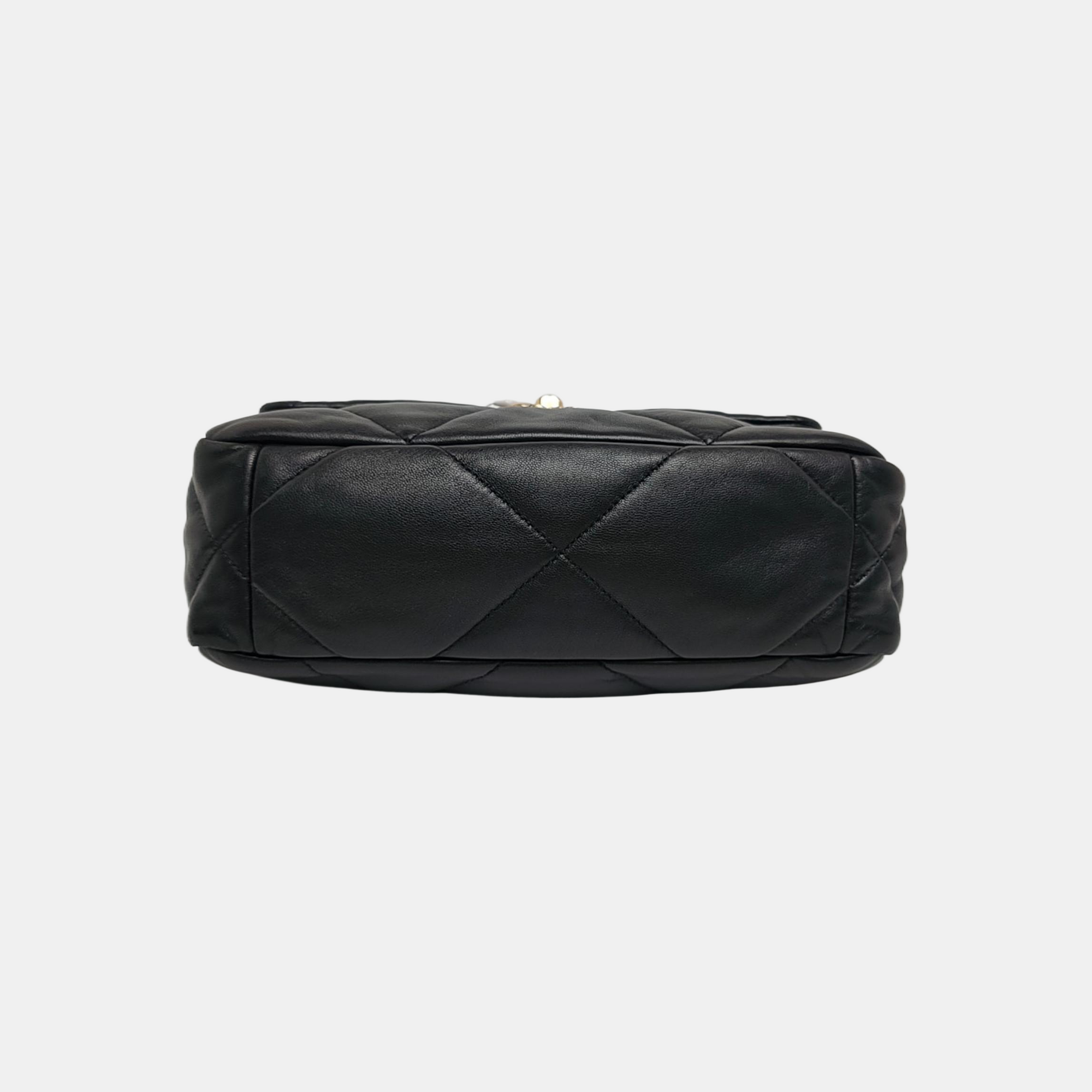CHANEL 19 Pequeño Piel de Cordero Acolchada Negro