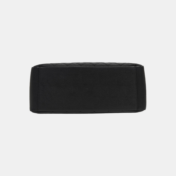 CHANEL GST Grande Piel de Becerro Granulada Acolchada Negra
