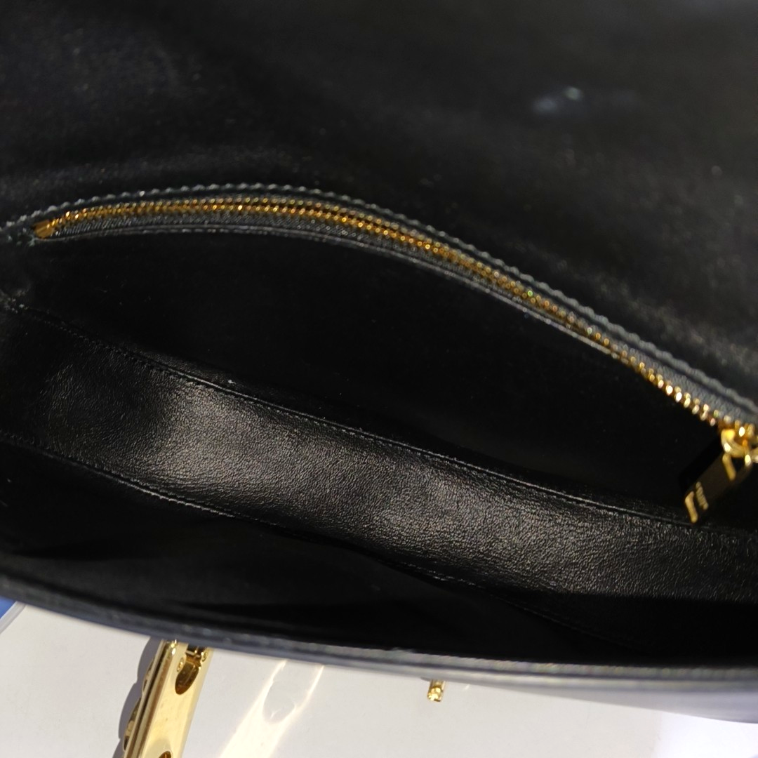 Authenticated pre-owned  TRIOMPHE Medium Calfskin Black - Crossbody Bag at Looply