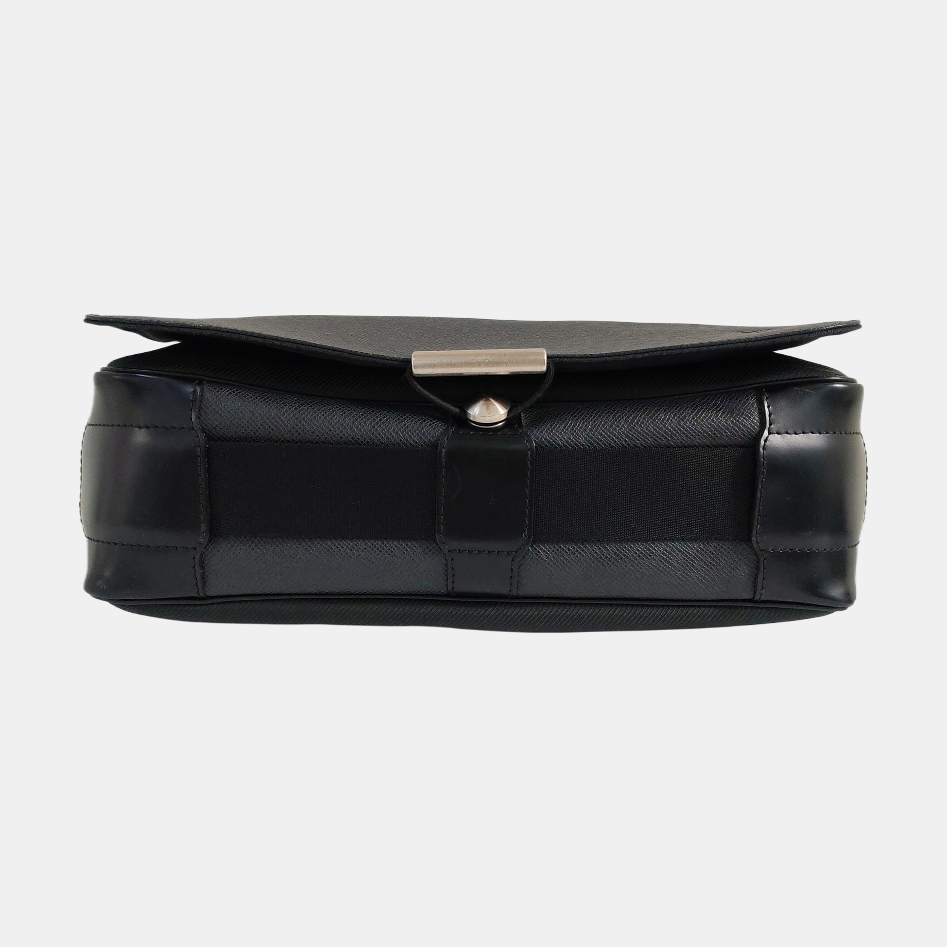 VIKTOR Calfskin Black