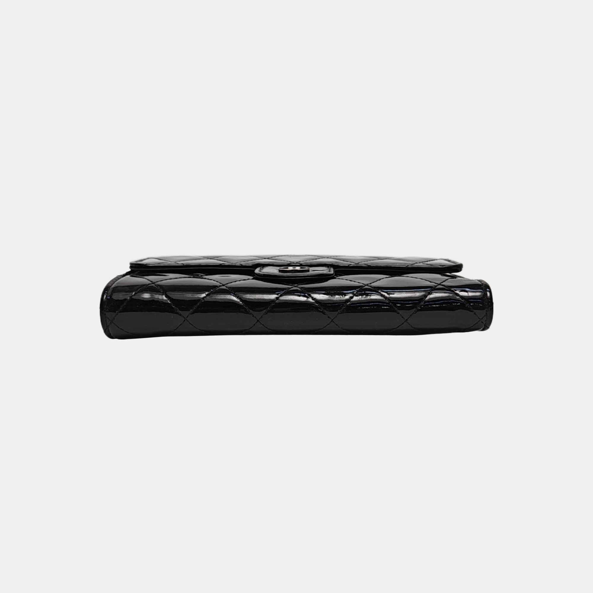 Cartera negra de piel charol acolchada CLASSIC FLAP