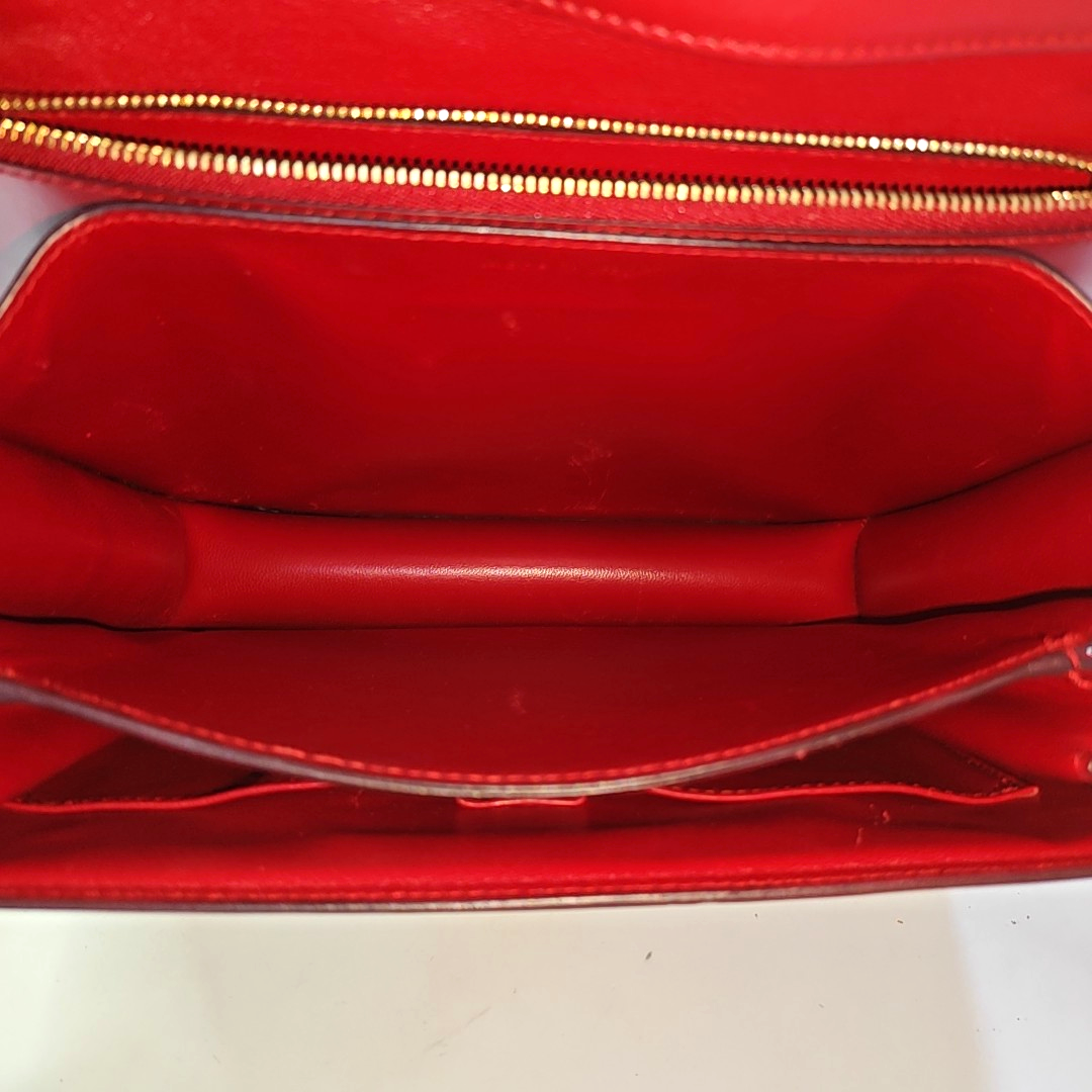 Authenticated pre-owned  CLASSIC BOX Medium Calfskin Red - Shoulder Bag at Looply
