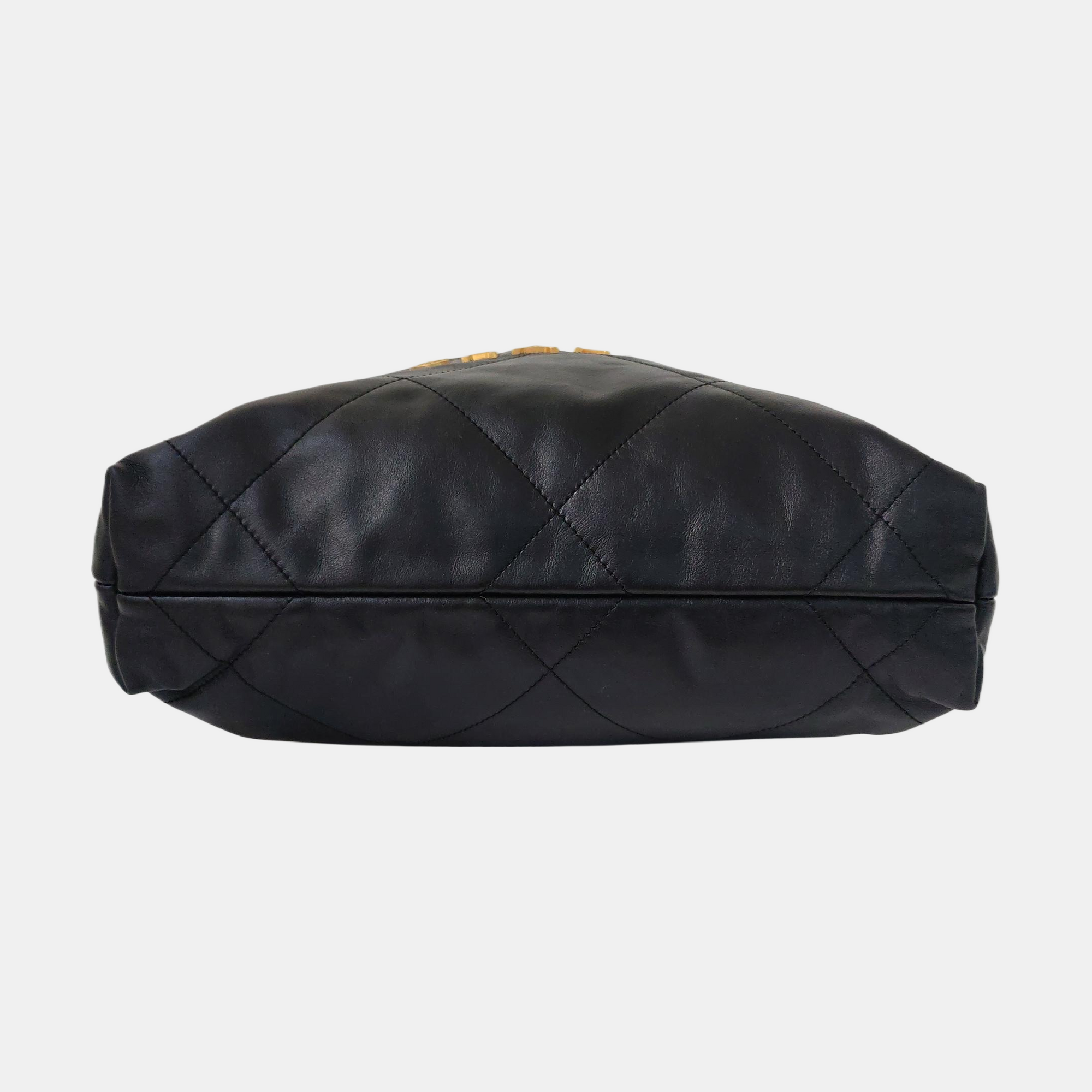 CHANEL 22 Piel de becerro acolchada pequeña negra