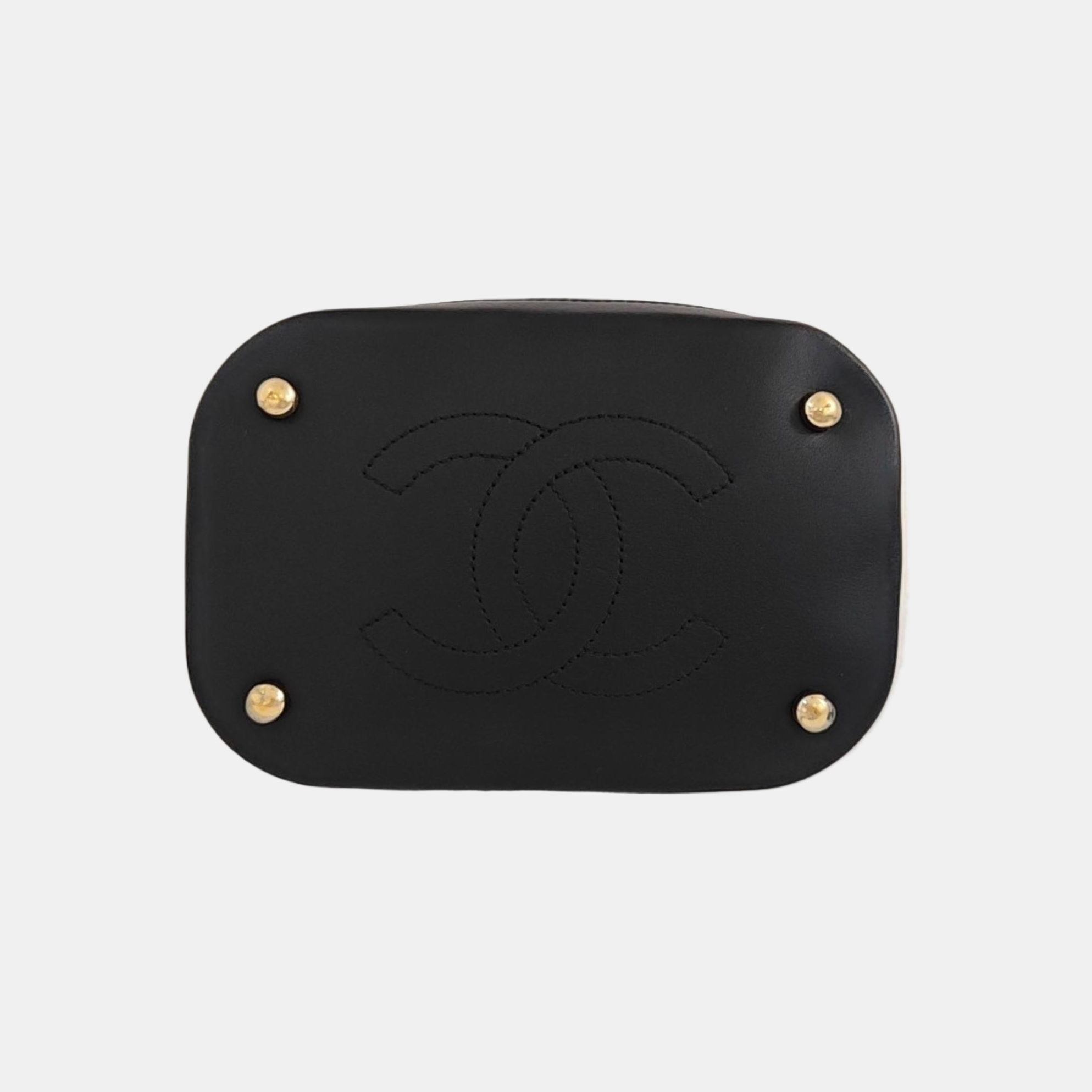 CC DRAWSTRING BUCKET Small Quilted Calfskin Black
