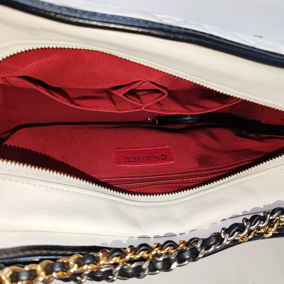 Authenticated pre-owned  GABRIELLE Medium Quilted Calfskin White - Crossbody Bag at Looply