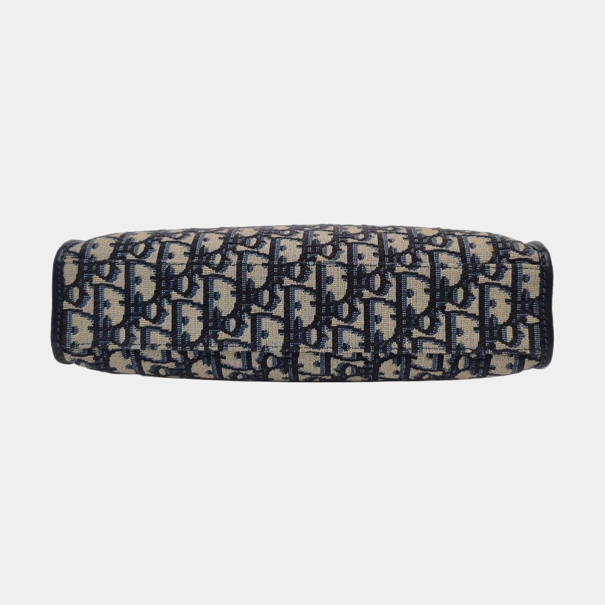 Authenticated pre-owned  30 Montaigne East-West Oblique Canvas Blue - Clutch at Looply