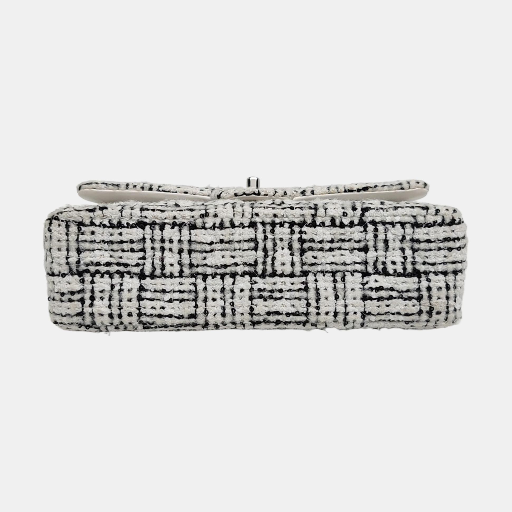 Authenticated pre-owned  CLASSIC FLAP Medium Wool White - Shoulder Bag at Looply