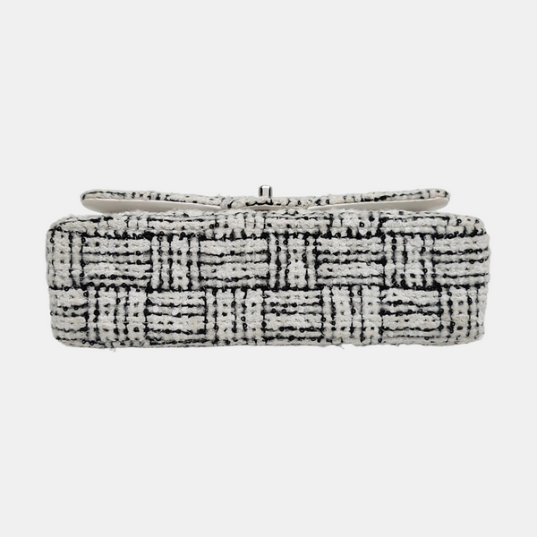 Authenticated pre-owned  CLASSIC FLAP Medium Wool White - Shoulder Bag at Looply