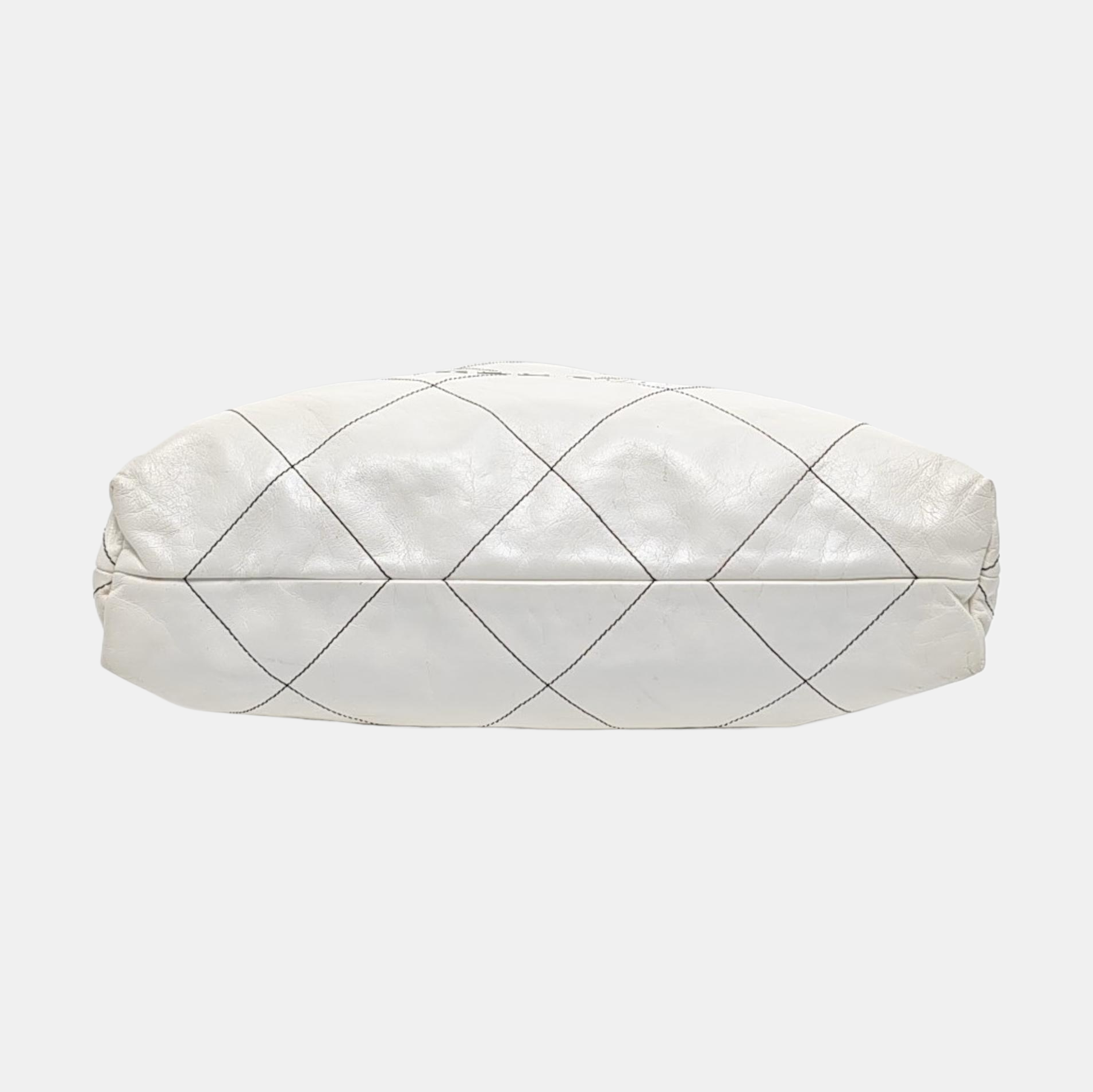 CHANEL 22 Mediano Piel de becerro acolchada Blanco