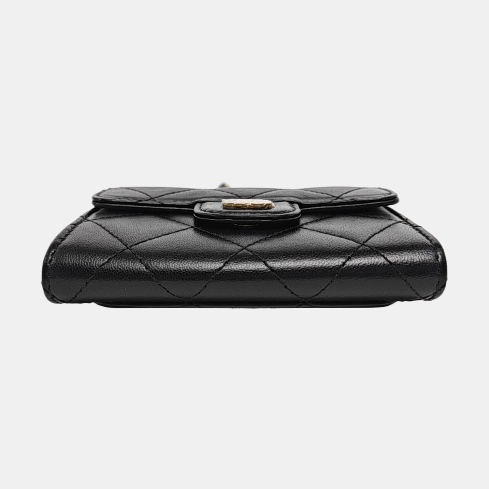 Authenticated pre-owned  CLASSIC FLAP Quilted Lambskin Black - Crossbody Bag at Looply