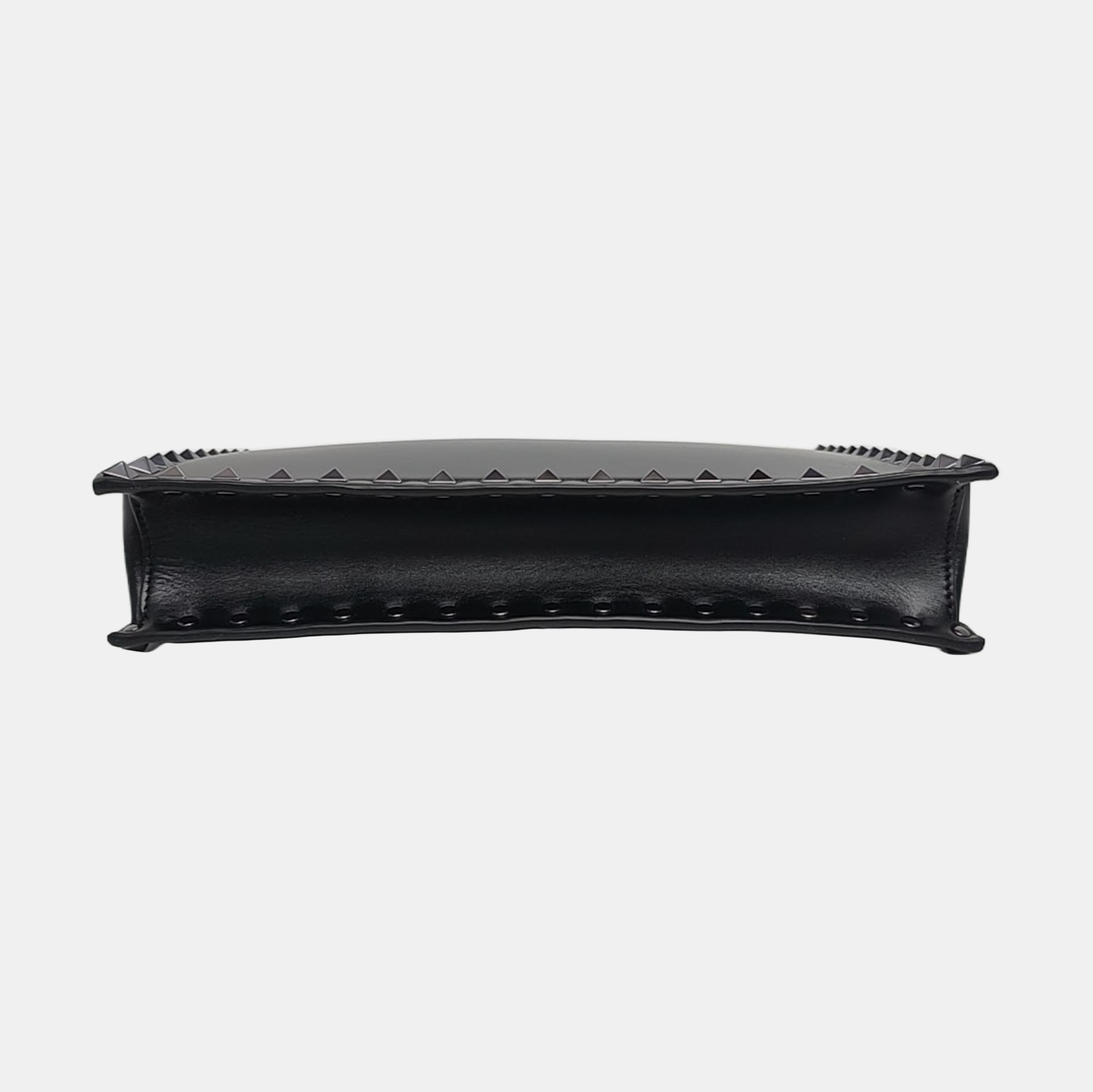Authenticated pre-owned  Rockstud Calfskin Black - Clutch at Looply