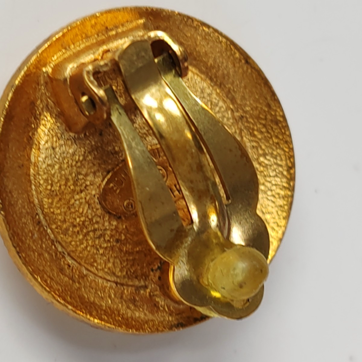 Pendientes de clip de metal dorado