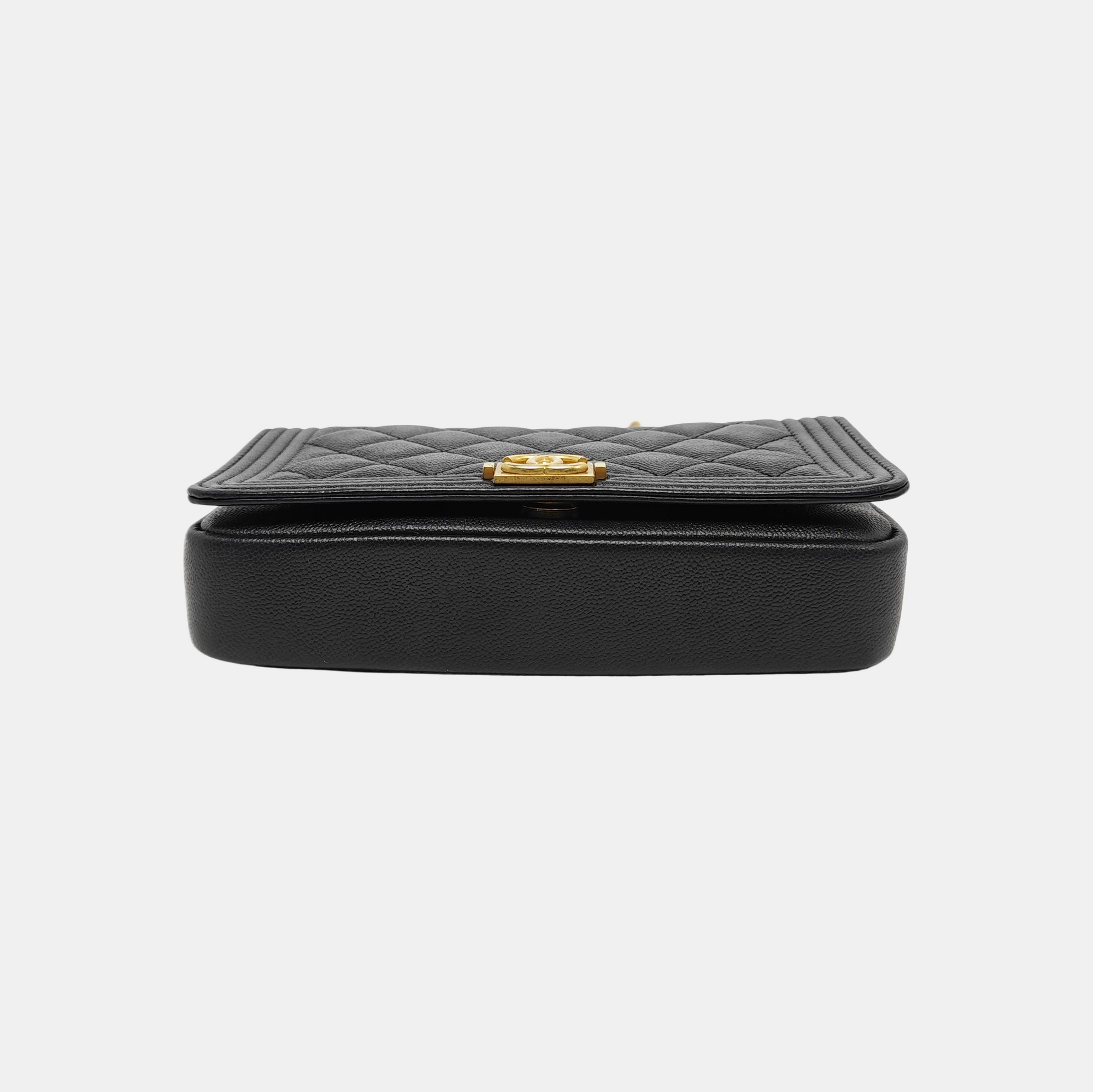 BOY CHANEL Piel de becerro graneada acolchada negra