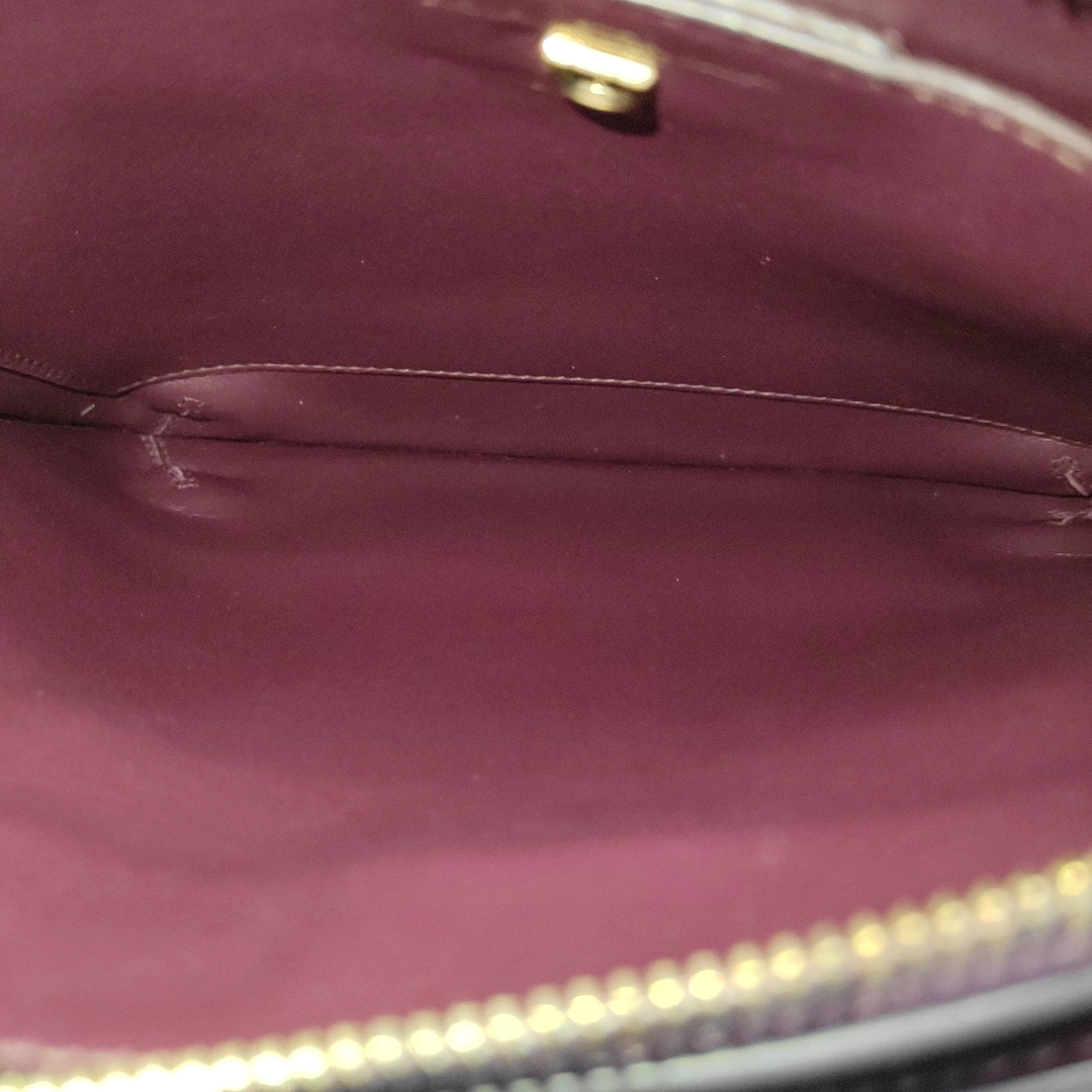 Authenticated pre-owned  Gancini Calfskin Burgundy - Shoulder Bag at Looply