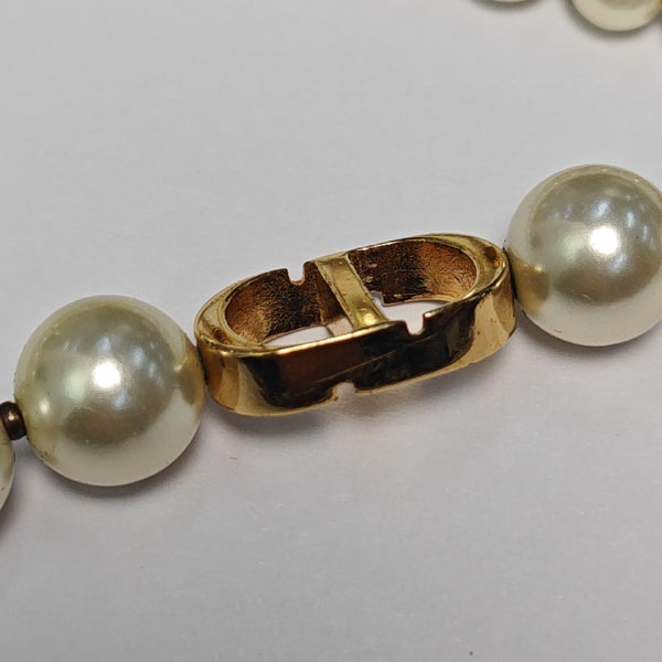 30 Montaigne Metal White Necklace