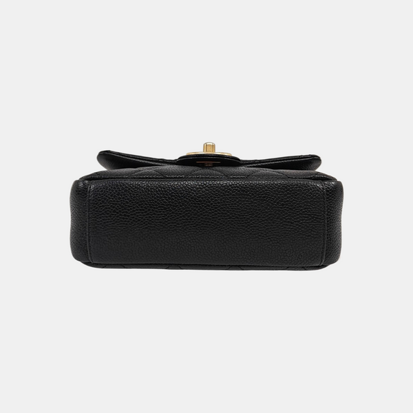 CLASSIC FLAP Piel de becerro graneada acolchada pequeña negra