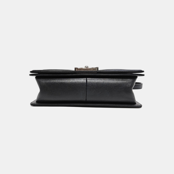 BOY CHANEL Mediano de charol acolchado negro