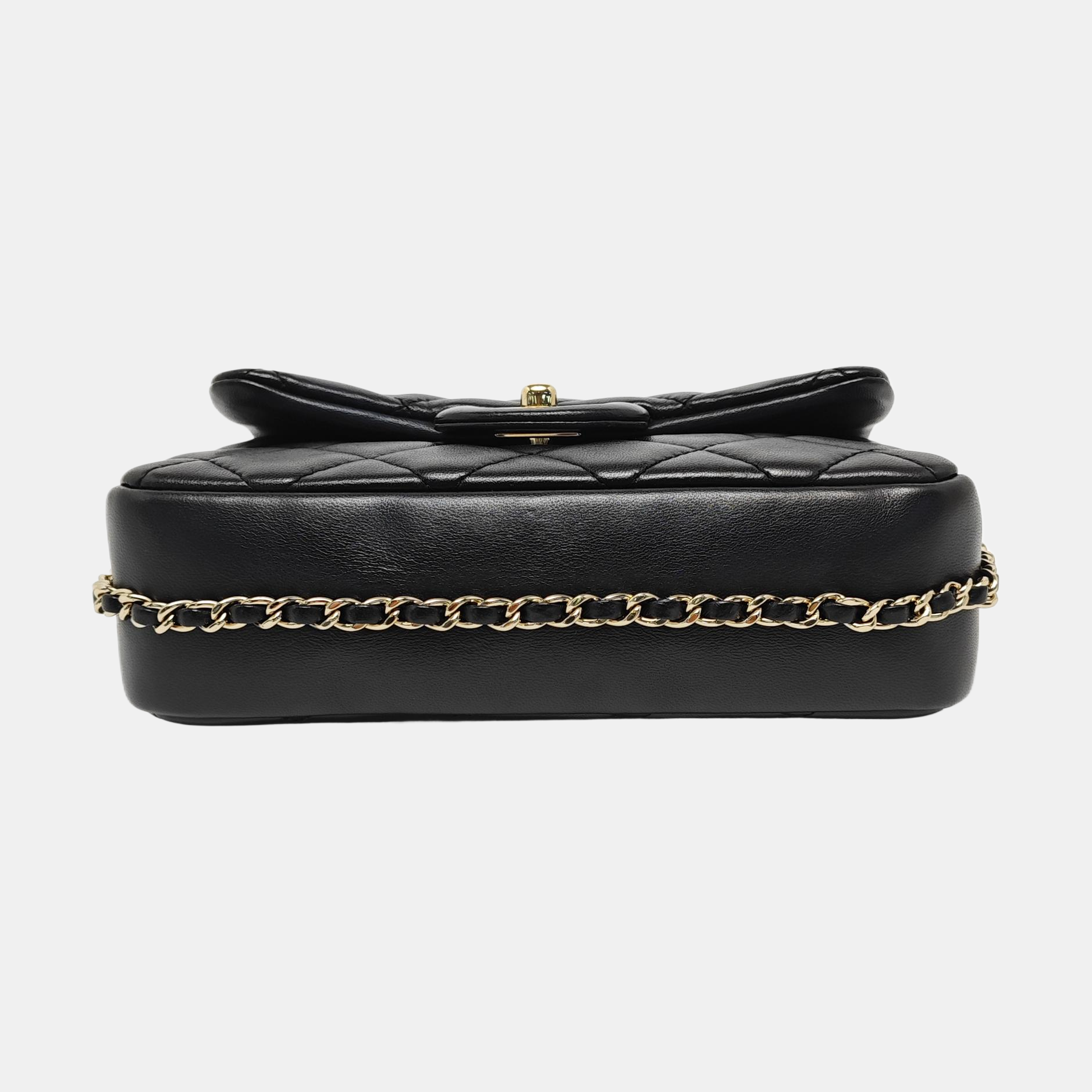 Authenticated pre-owned  CLASSIC FLAP Quilted Lambskin Black - Shoulder Bag at Looply