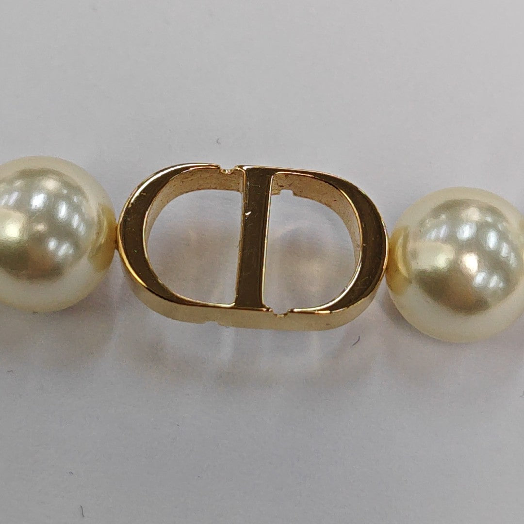 30 Montaigne Metal White Necklace