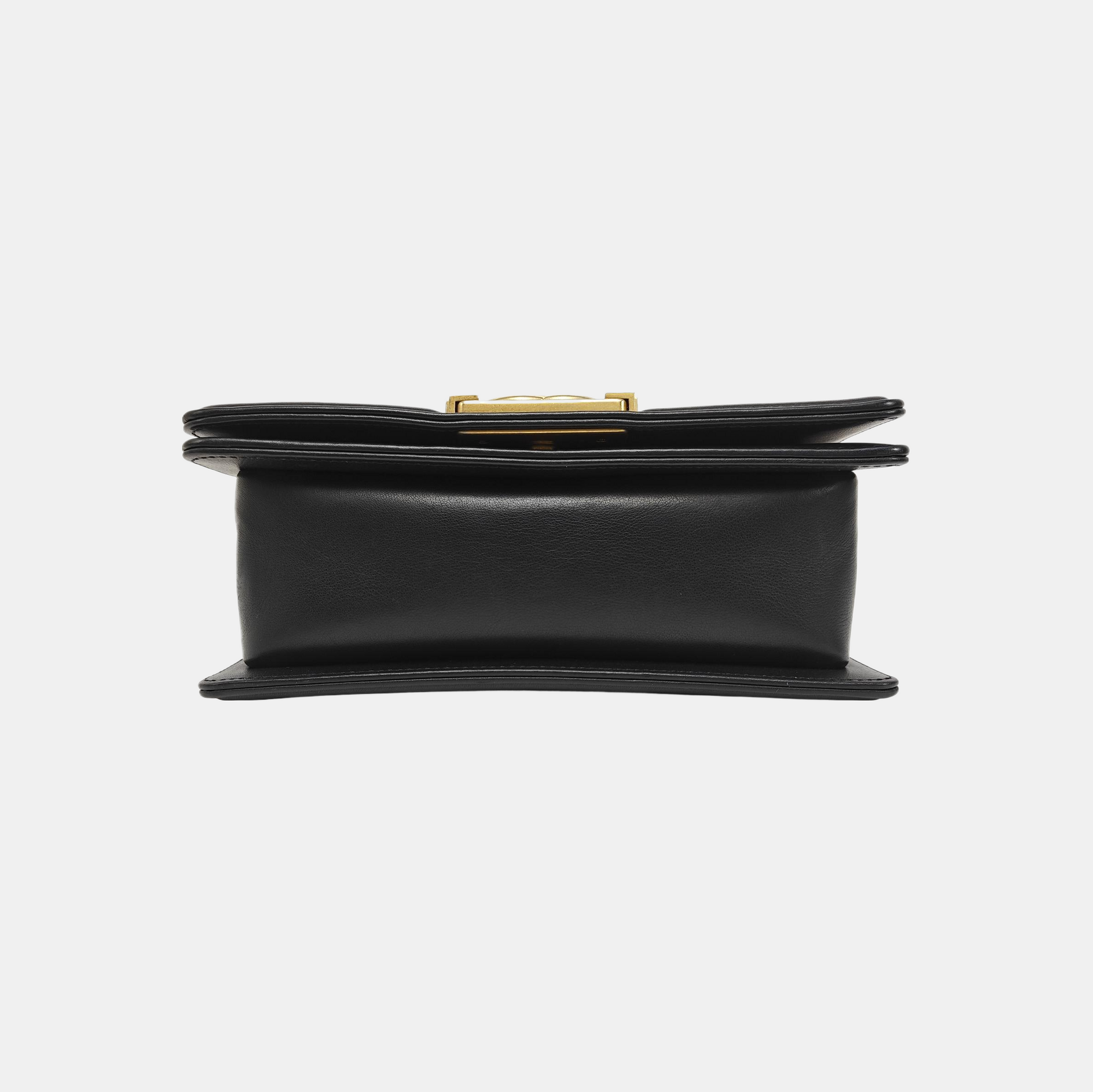 BOY CHANEL Piel de becerro Chevron pequeña negra