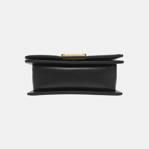 BOY CHANEL Piel de becerro Chevron pequeña negra