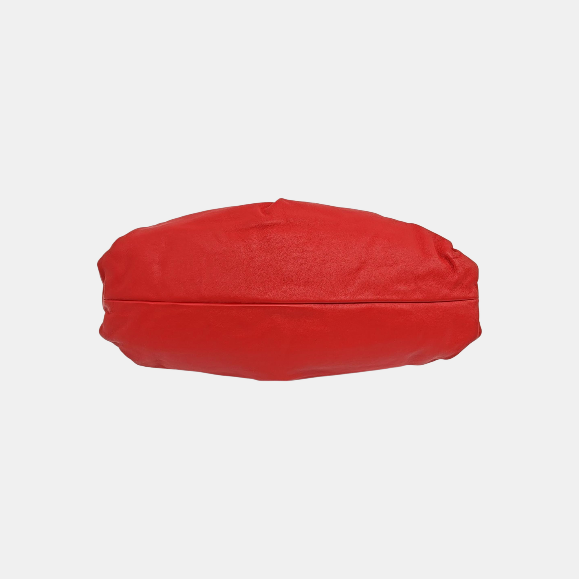 El bolso de mano de piel de becerro rojo