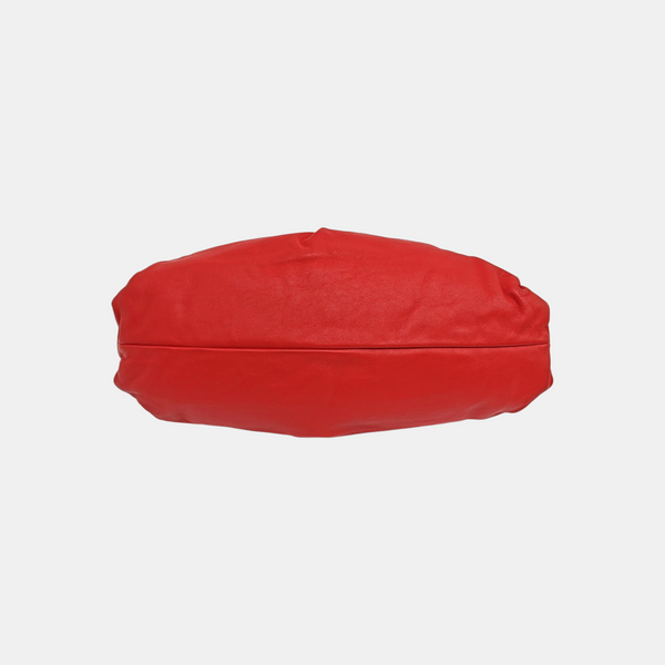 El bolso de mano de piel de becerro rojo