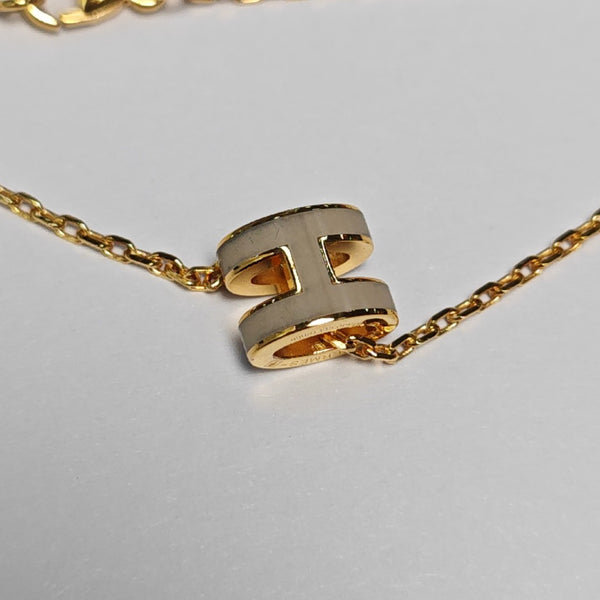 Collar Pop H de metal dorado