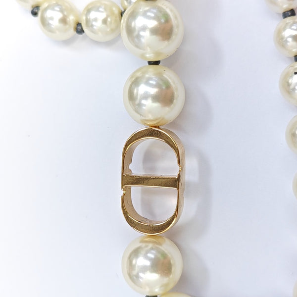 30 Montaigne Metal White Necklace