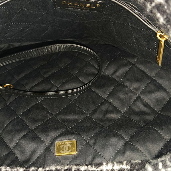 CHANEL 22 Small Fabric Multicolor