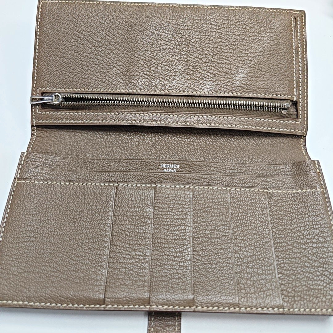 Bearn Medium Chèvre Mysore Gray Wallet