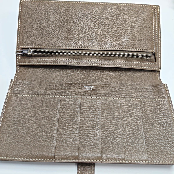 Bearn Medium Chèvre Mysore Gray Wallet