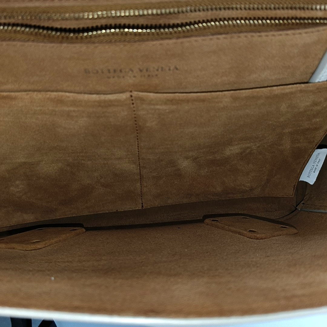 Authenticated pre-owned  Arco Medium Calfskin White - Tote Bag at Looply